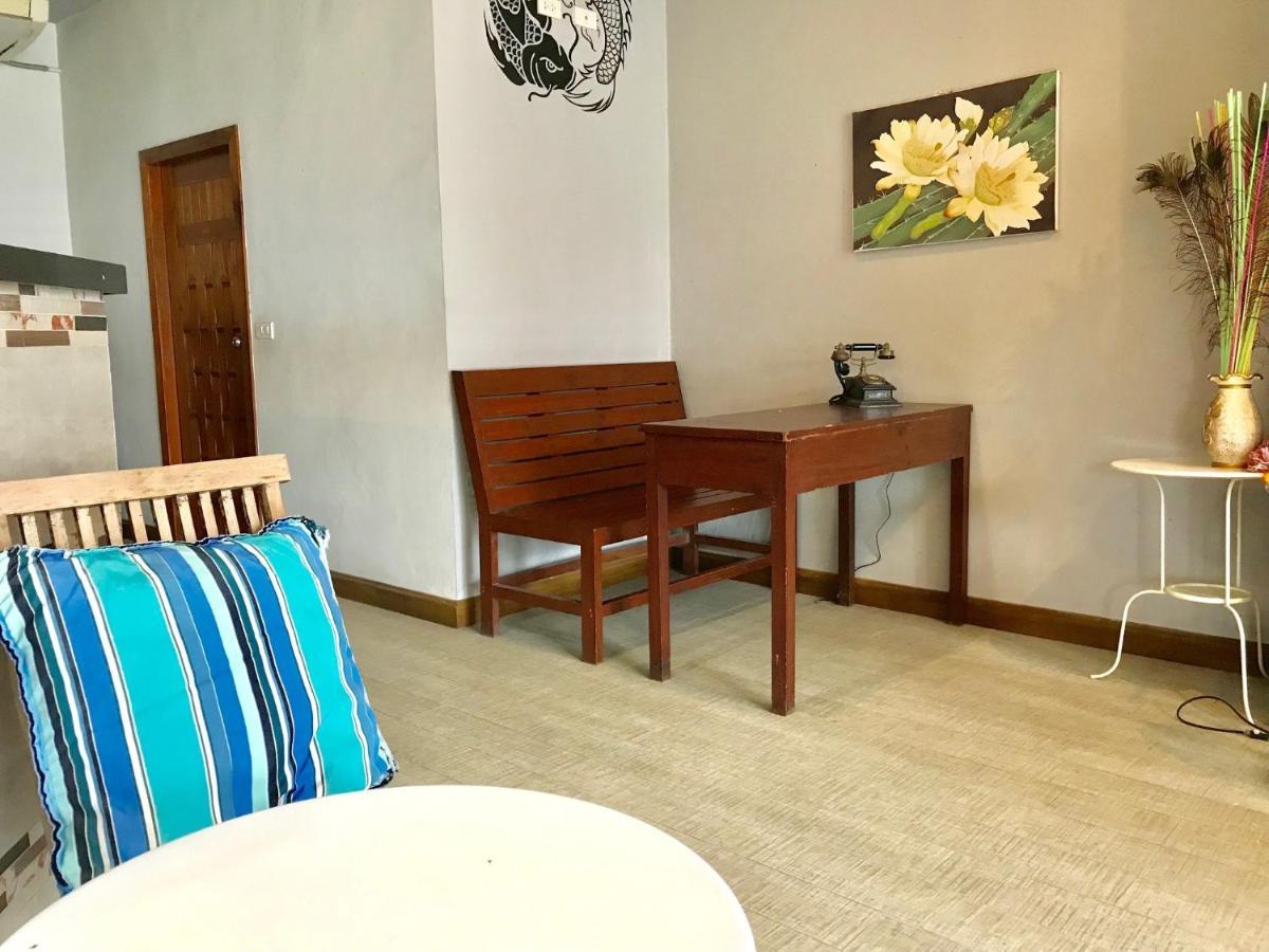 Hiranyika Cafe & Bed Hostel Ко Самуи Екстериор снимка